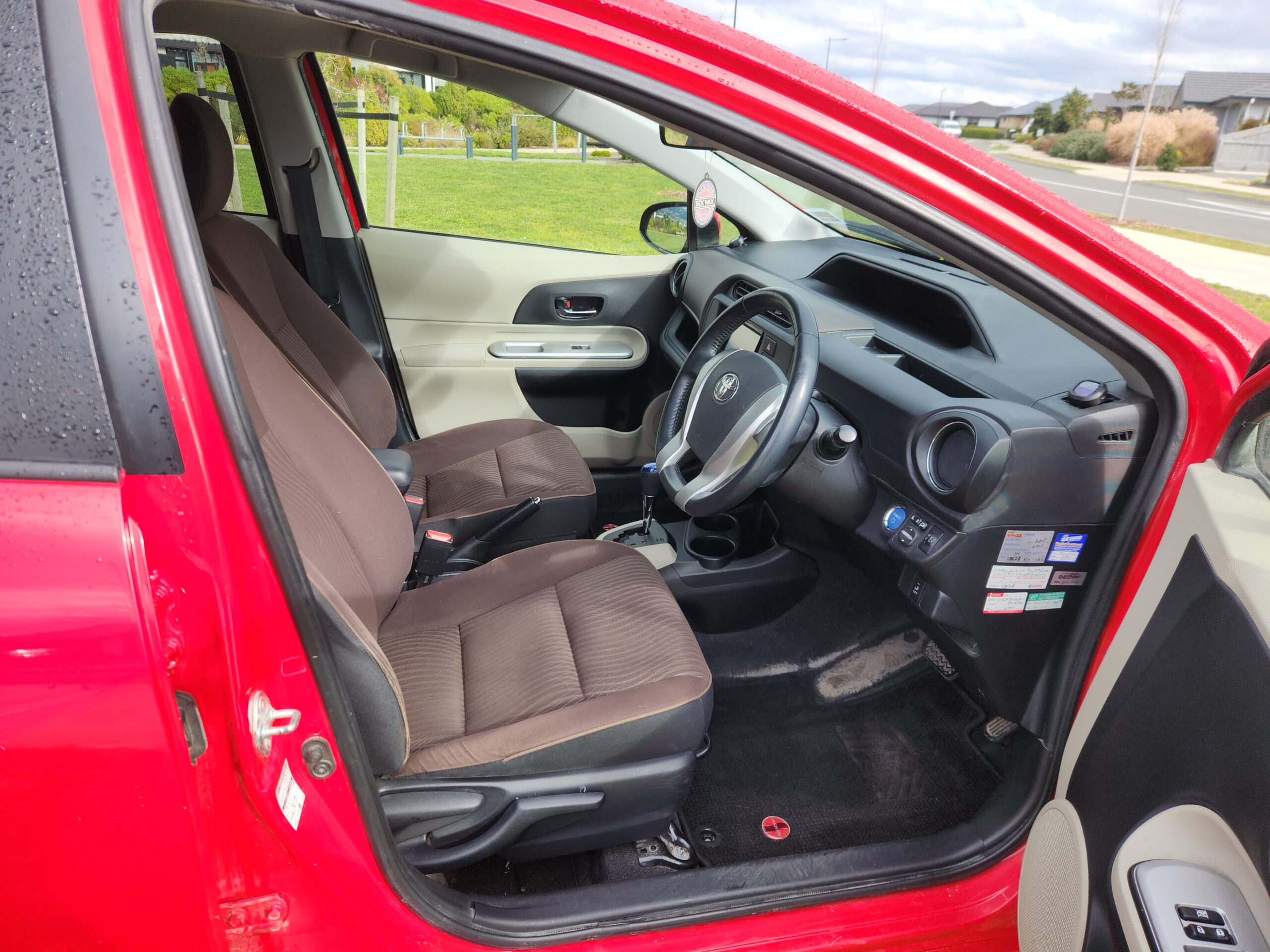 Vehicle photograph 6