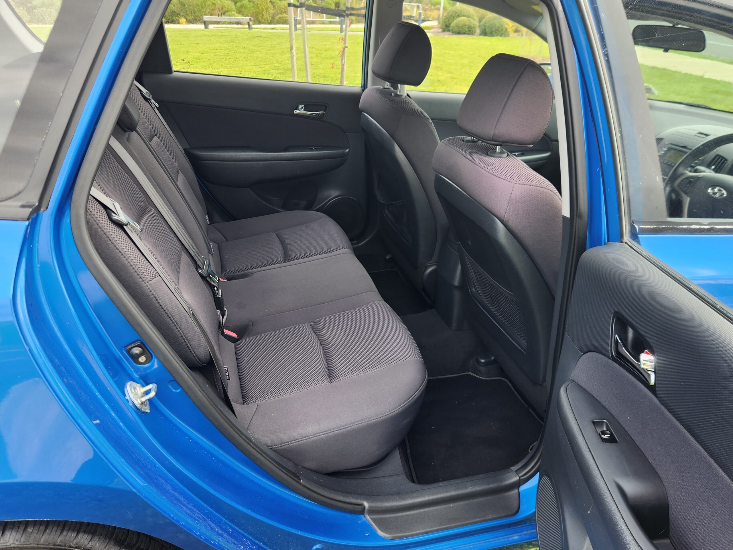 Vehicle photograph 6