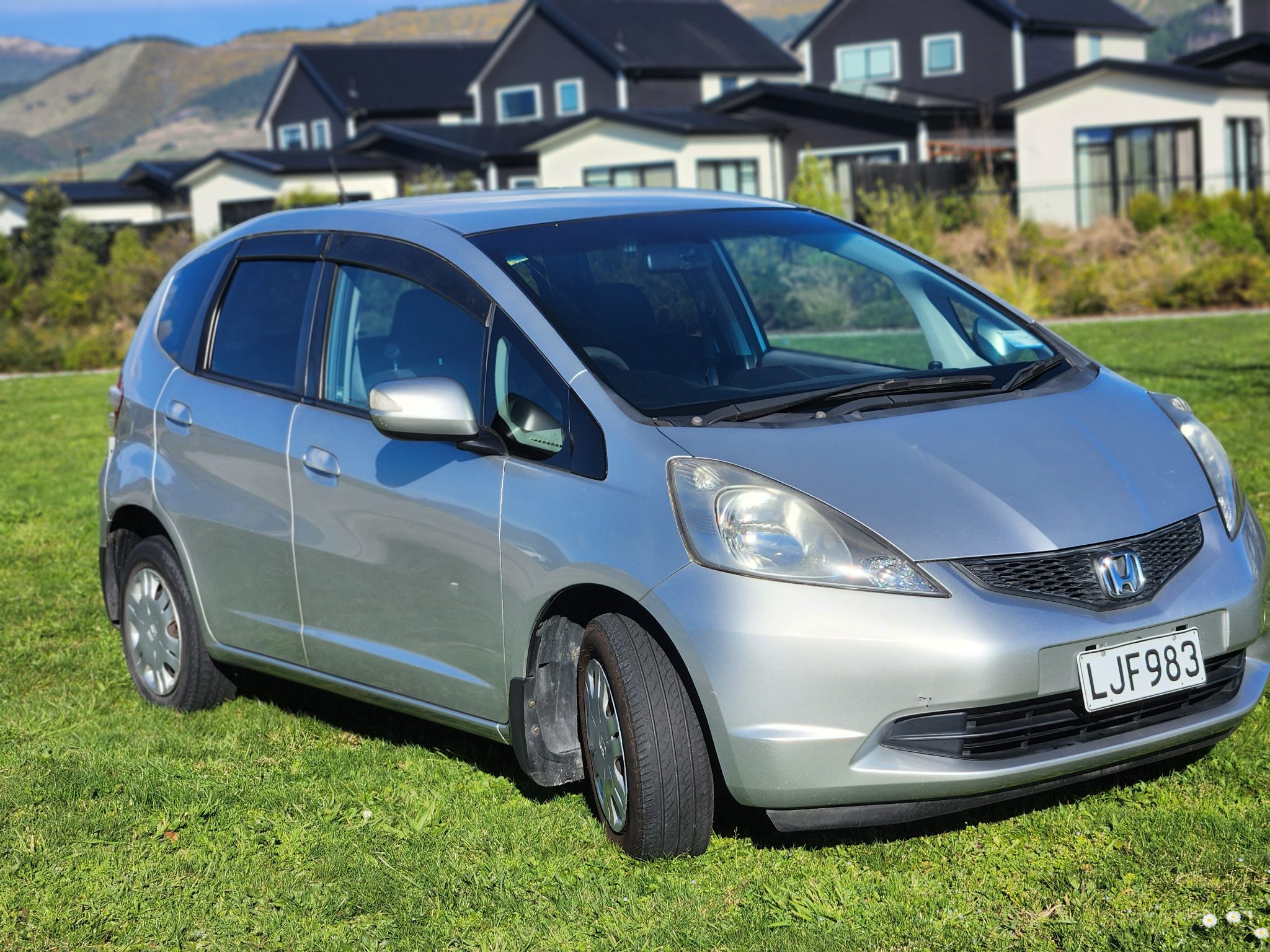 Vehicle photograph 2
