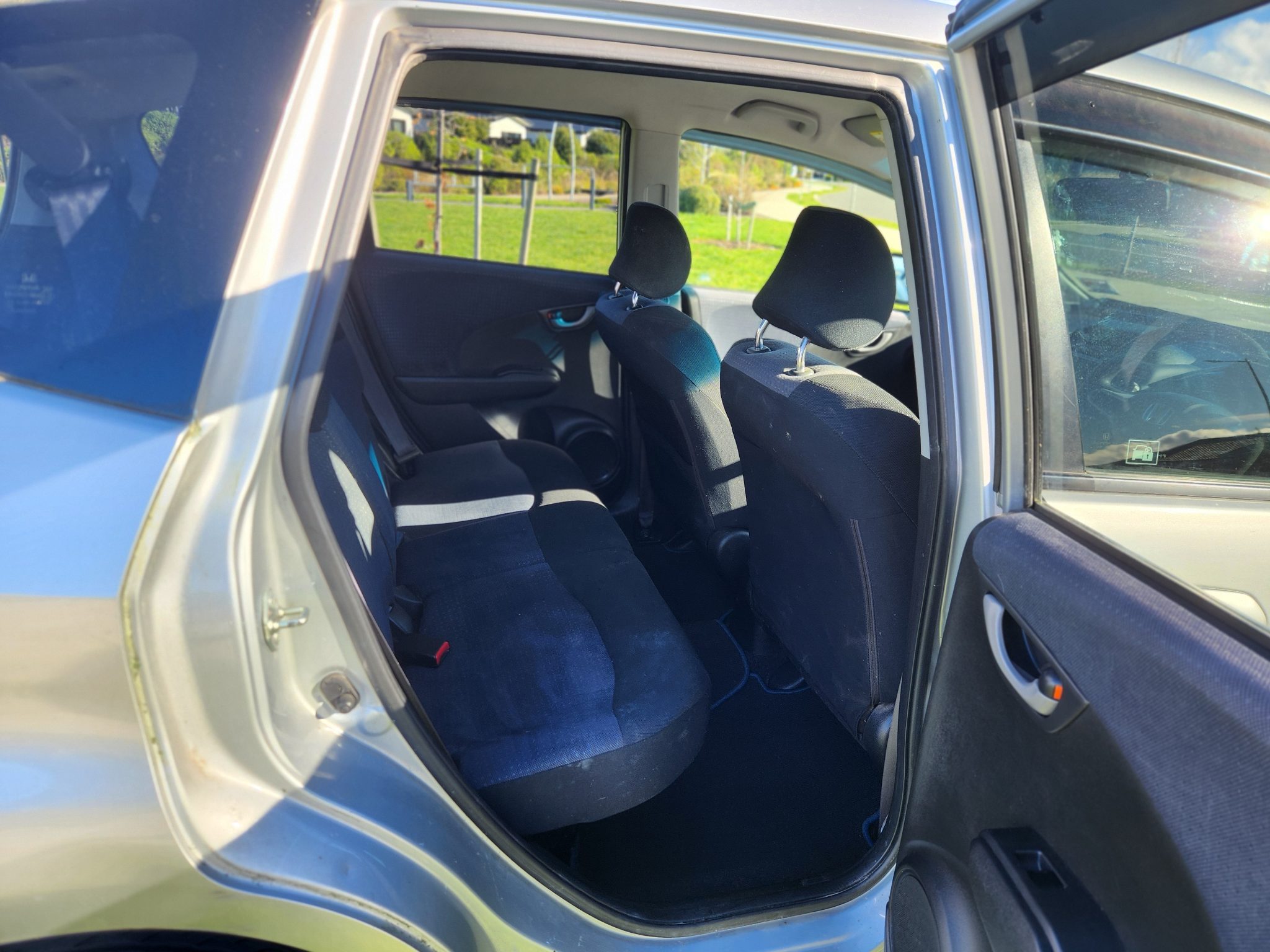 Vehicle photograph 6