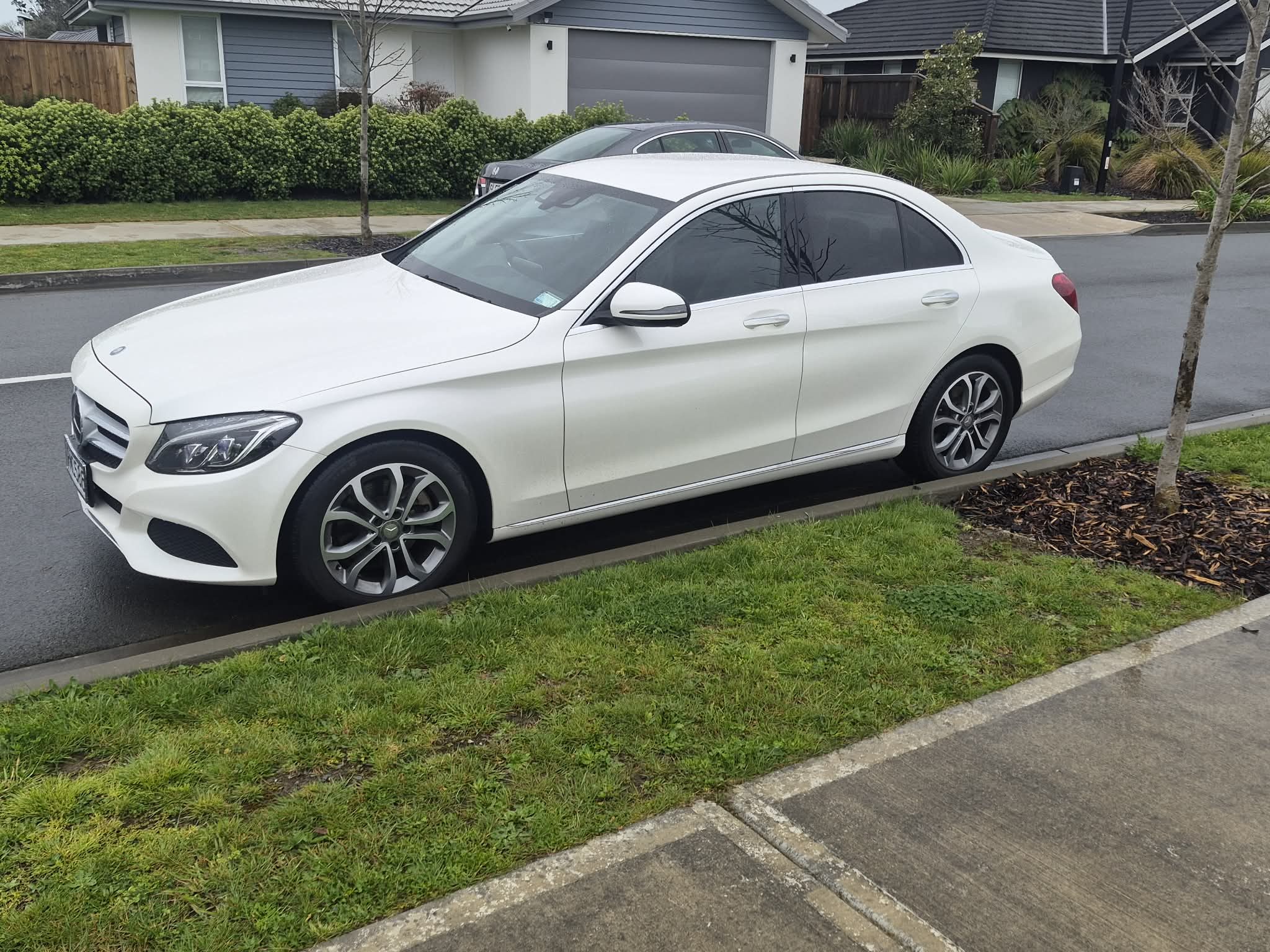 Vehicle photograph 2