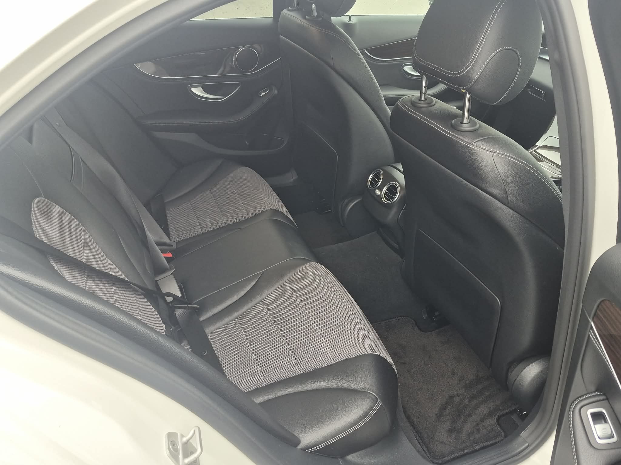 Vehicle photograph 6