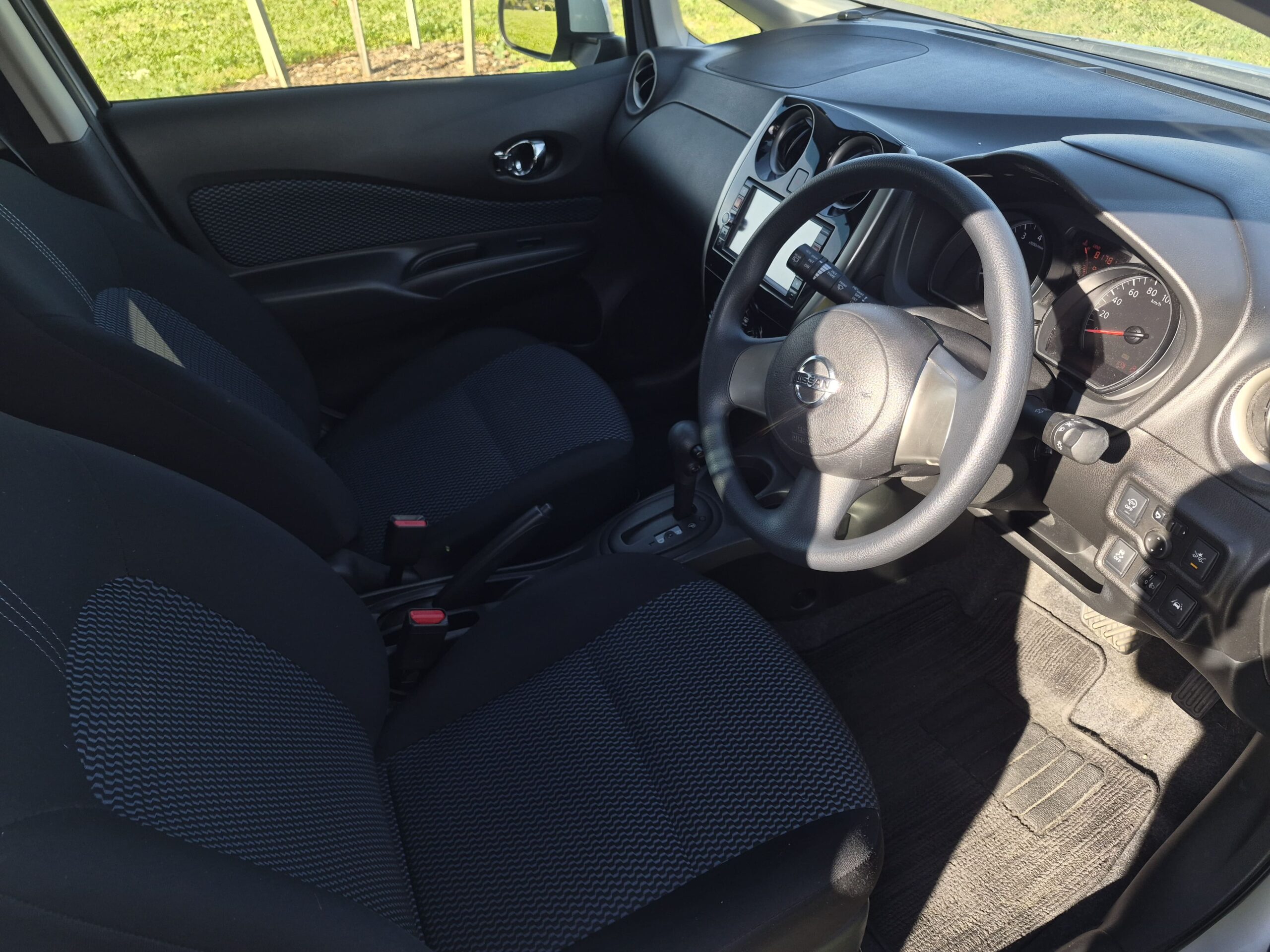 Vehicle photograph 7