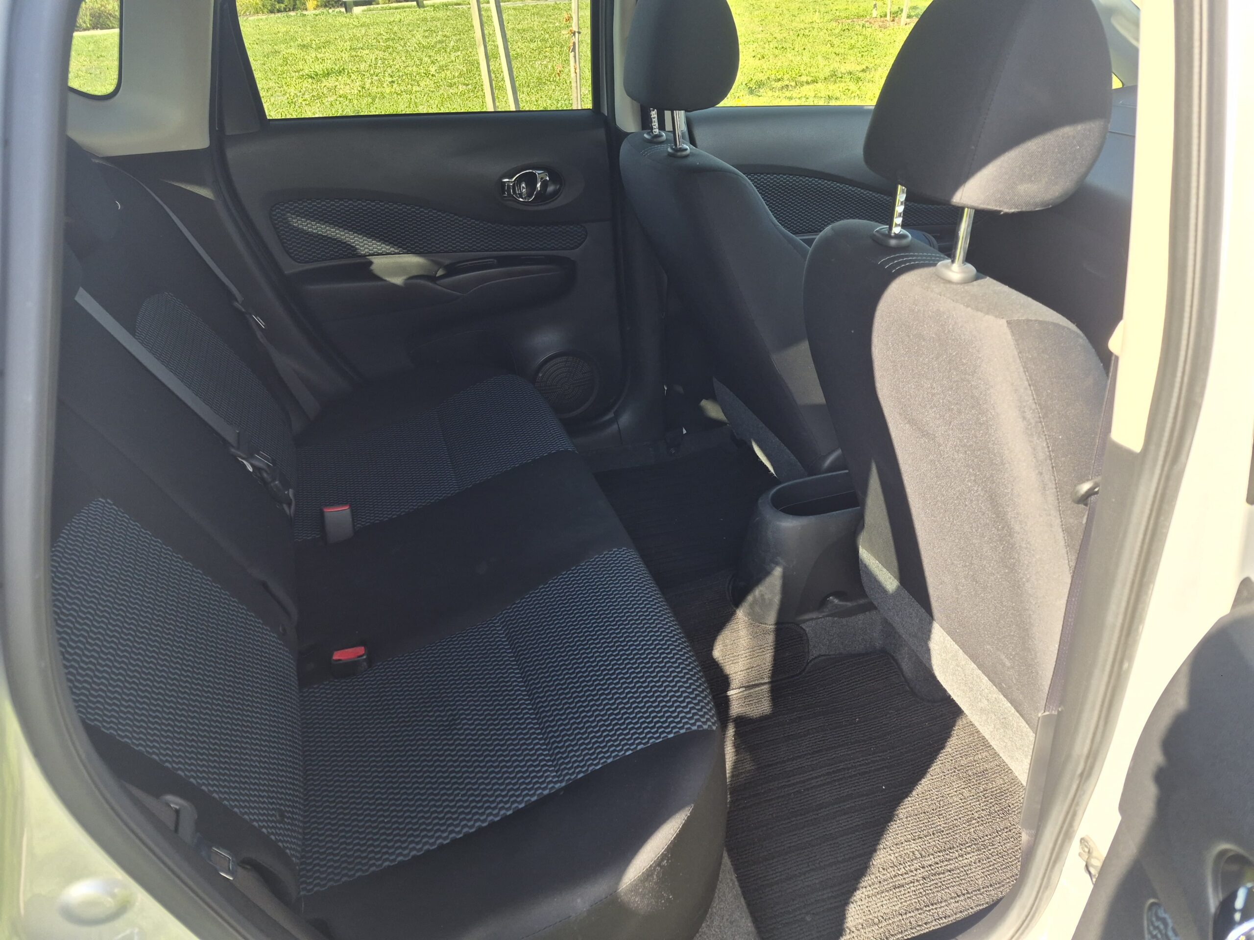 Vehicle photograph 6