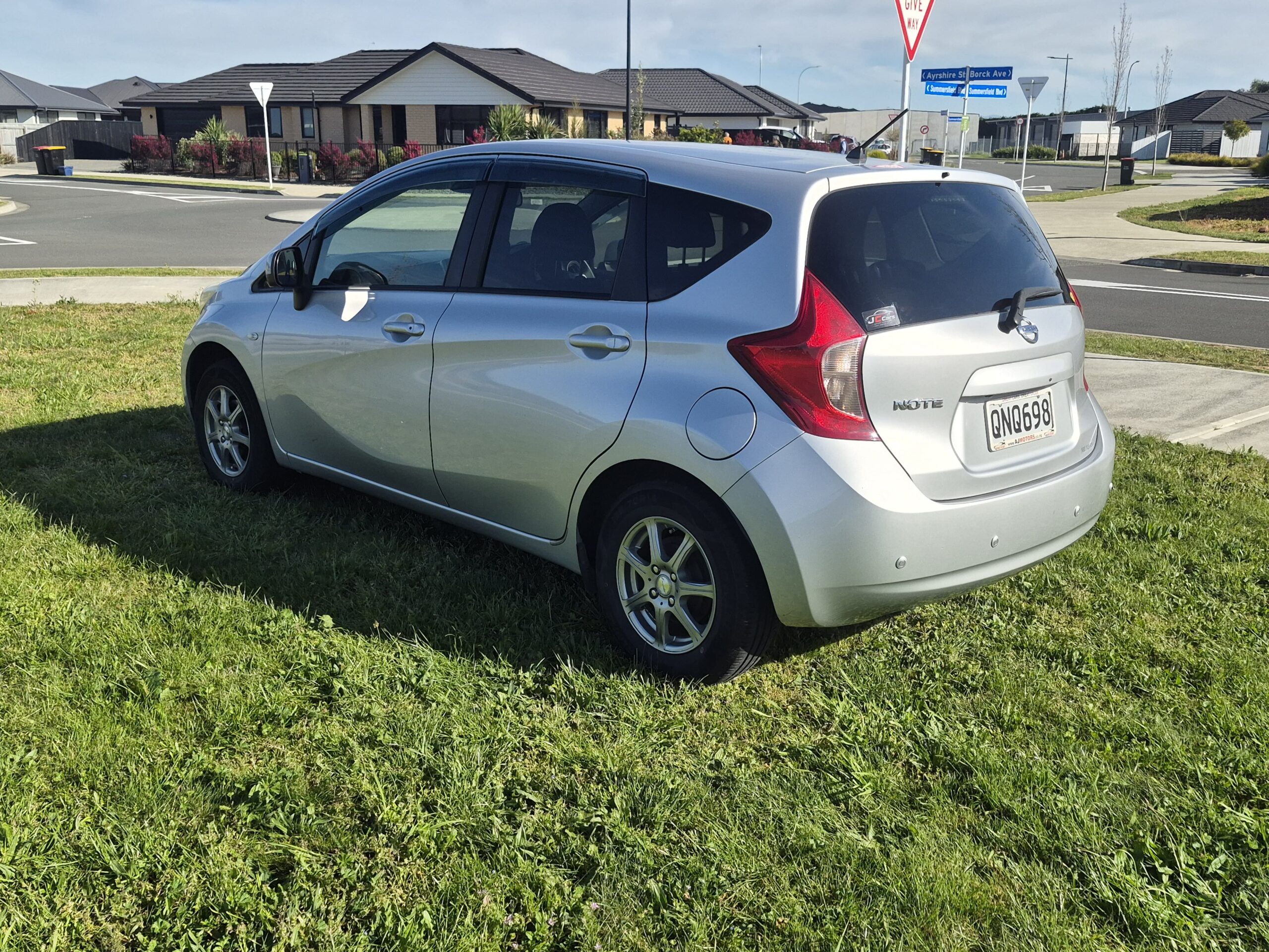 Vehicle photograph 4
