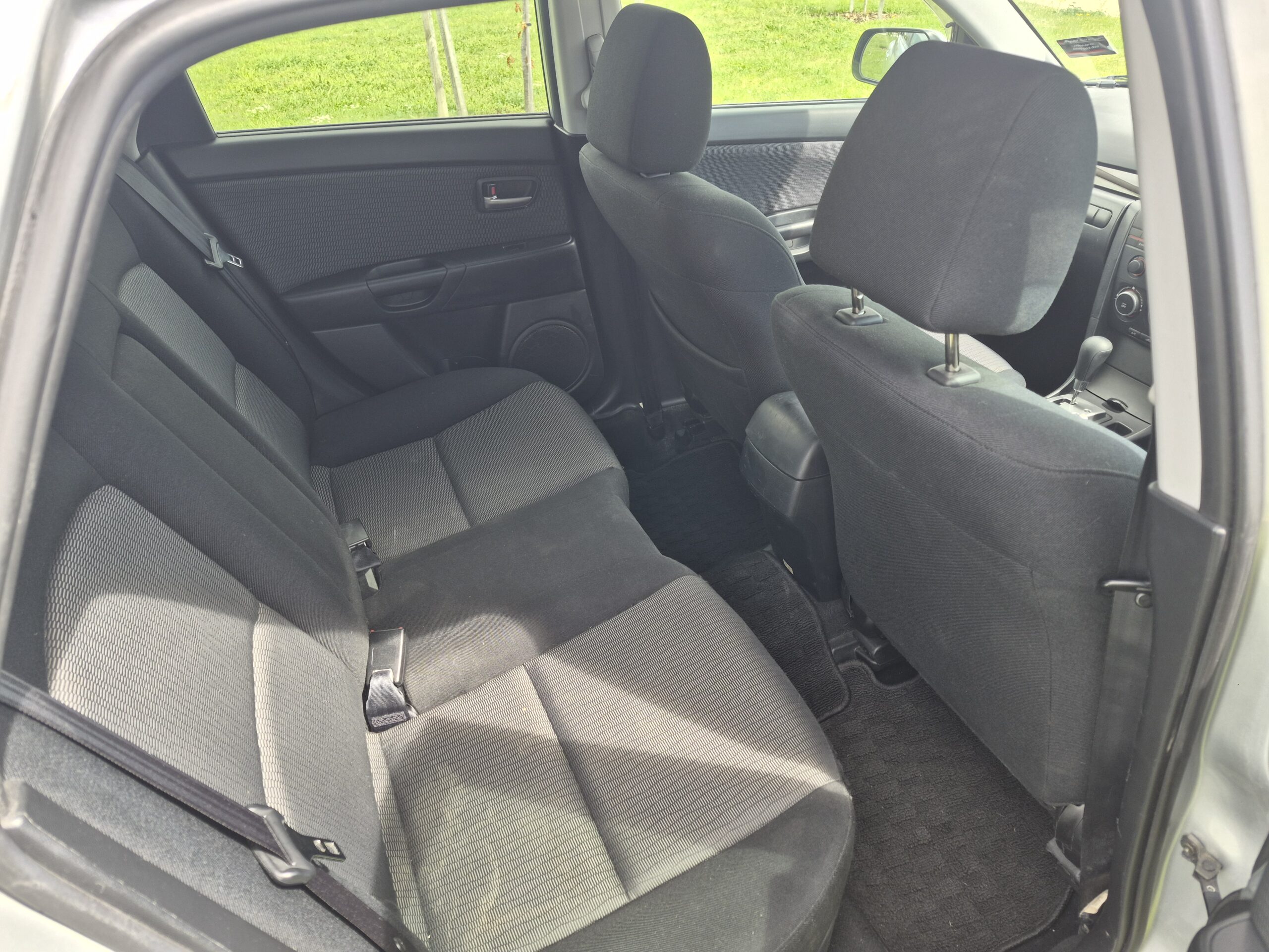 Vehicle photograph 6